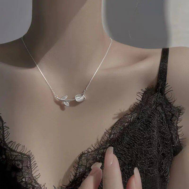 Elegant Microinlaid Tulip Pendant Necklace Fashion Accessories Jewelry Metal Color : Gold|Silver Elegant Microinlaid Tulip Pendant Necklace Fashion Accessories Jewelry Metal Color : Gold|Silver