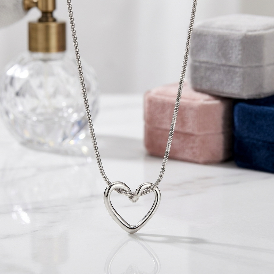 Chic Hollow Heart Pendant Necklace 001