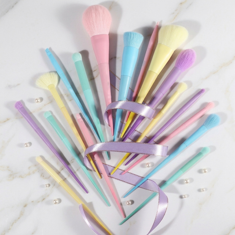 Pro-Glow 17-Piece Makeup Brush Kit 003